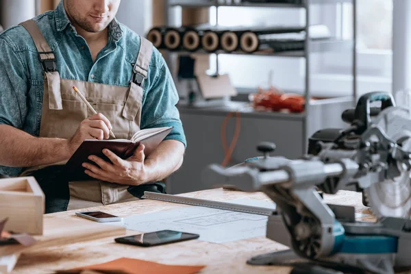 Tamirci işadamı not almak