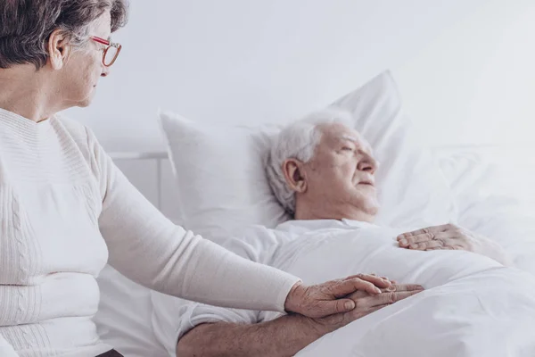 Mulher idosa visitando marido doente — Fotografia de Stock