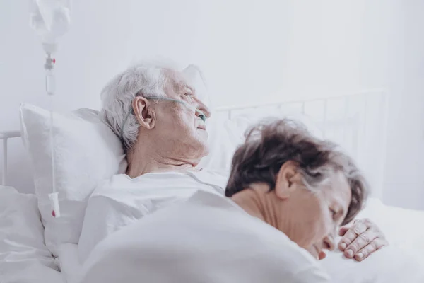 Hombre mayor moribundo en el hospital — Foto de Stock