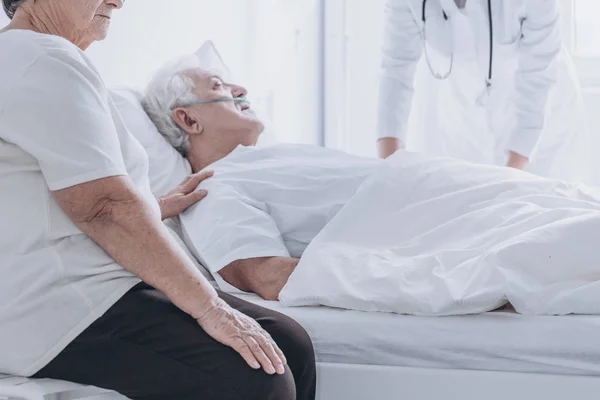 병원에서 죽어가는 수석 사람 — 스톡 사진