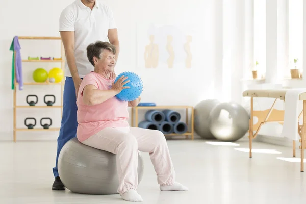 Starší žena cvičení v tělocvičně — Stock fotografie