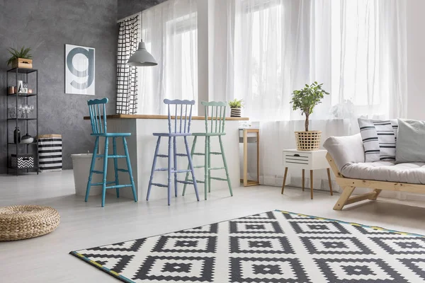 Geometrický koberec v obývacím pokoji — Stock fotografie