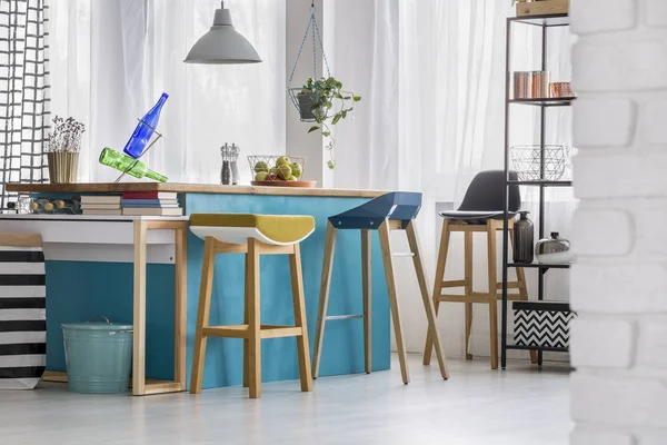 Дизайнерские барные стулья на кухне — стоковое фото