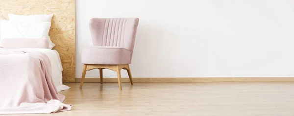 Розовый стул в уютной спальне — стоковое фото