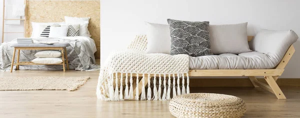 Çok fonksiyonlu yatak odasında gri kanepe — Stok fotoğraf