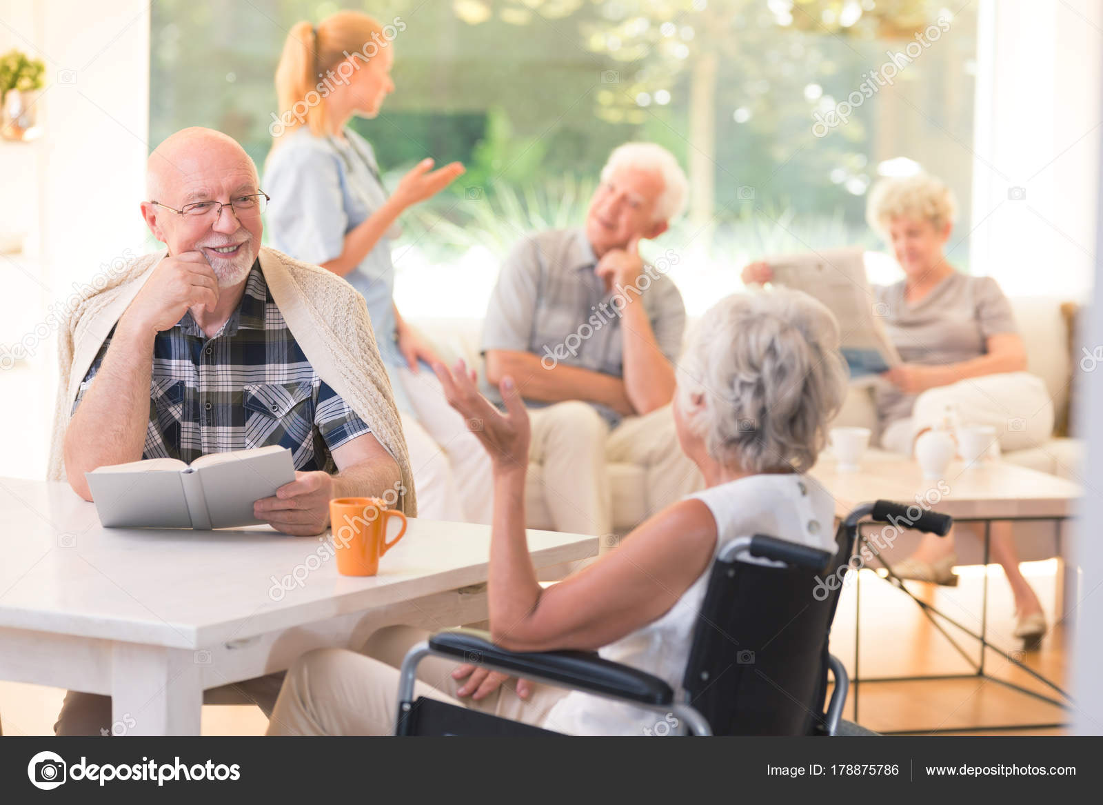 Много пожилых людей
