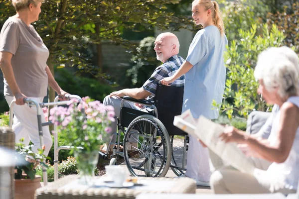 Senioren auf der Terrasse — Stockfoto