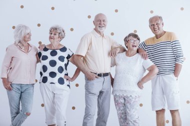 Gülümseyen yaşlı erkekler ve kadınlar