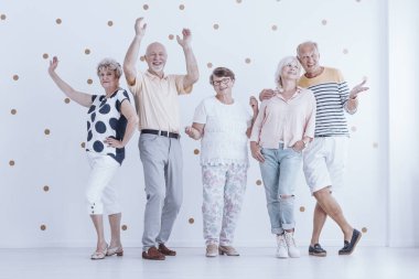 Üst düzey insanlar birlikte dans