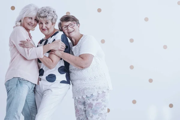 Felice donne anziane godendo incontro — Foto Stock