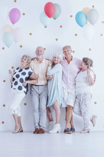 Senior vänner med färgglada ballonger — Stockfoto