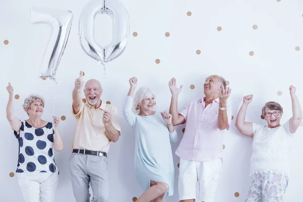 Famille de personnes âgées positives célébrant leur anniversaire — Photo