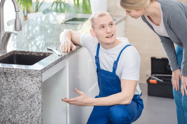 Sanitation expert consulting the glitch — Stock Photo, Image