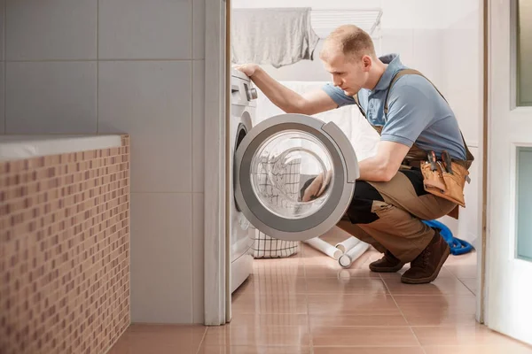 Focused plumber with toolbelt — Stock Photo, Image
