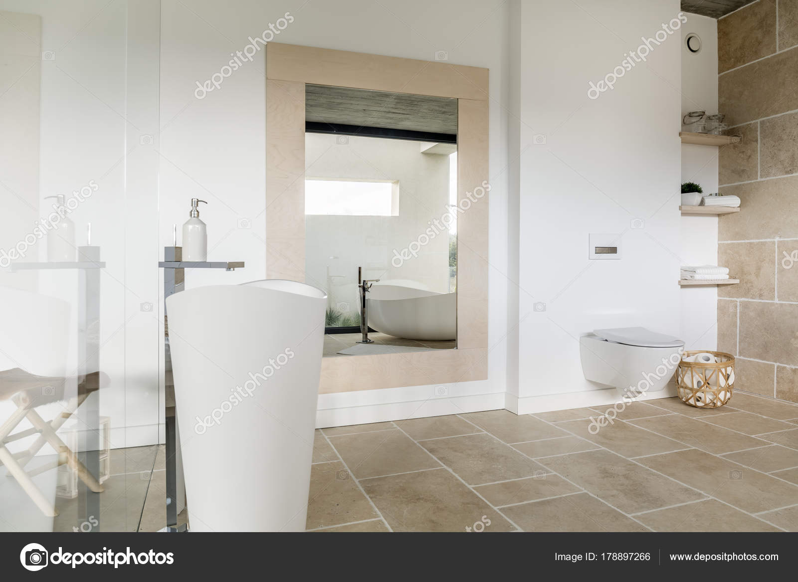 Großer Spiegel im modernen Badezimmer - Stockfotografie: lizenzfreie