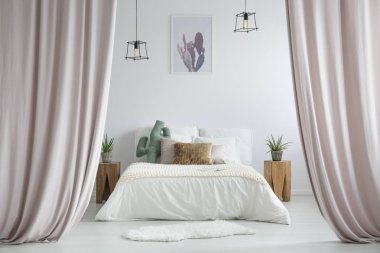 Pastel perde rustik yatak odasında