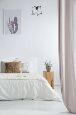 Pembe perdeler ile parlak yatak odası