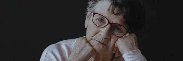 Kvinna med demenssjukdom på sjukhus — Stockfoto