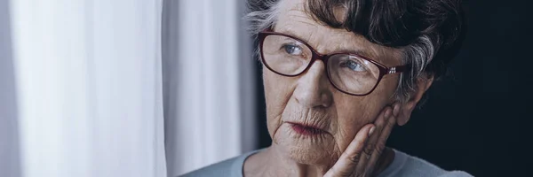 Old woman mourning — Stock Photo, Image