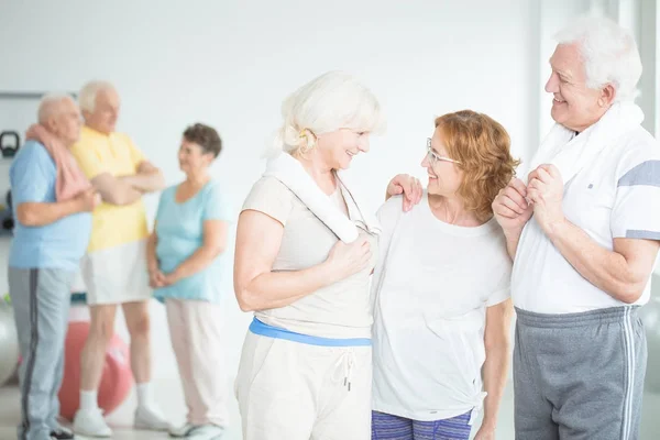 Äldre väninnor på pilates klass — Stockfoto