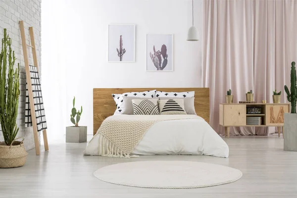 Bright bedroom with cactus motif — Stock Photo, Image