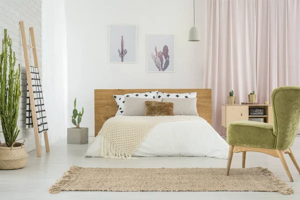 Groene fauteuil in gezellige slaapkamer — Stockfoto
