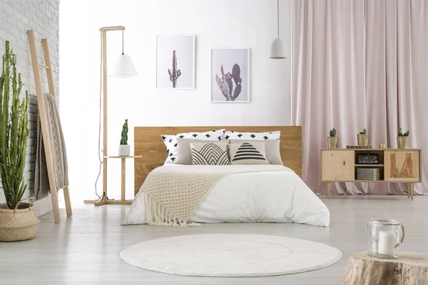 Pastel kamar dengan tempat tidur besar — Stok Foto