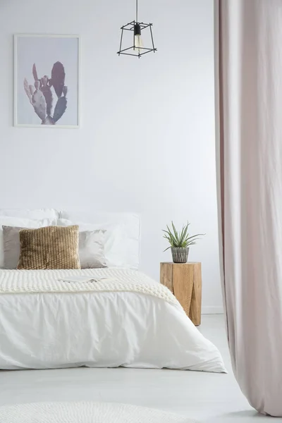 Lichte slaapkamer met roze gordijnen — Stockfoto