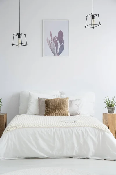 Ліжко королівського розміру з коричневою подушкою — стокове фото