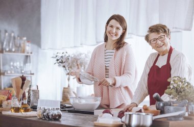 Kadınlar birbirlerine gülümsüyor