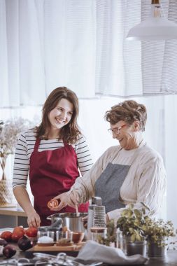 Çorba karıştırma büyükanne