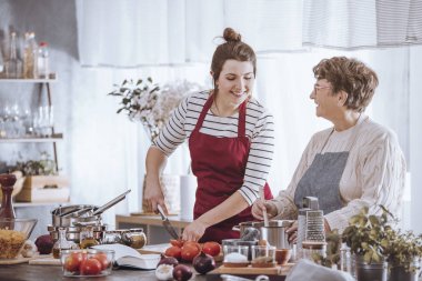 Mutfak önlükleri kadınlarda