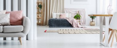 Beyaz ve pembe kadınsı yatak odası