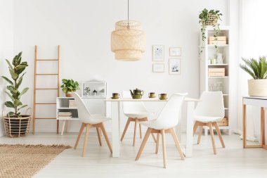 Tablonun üst hasır Abajur