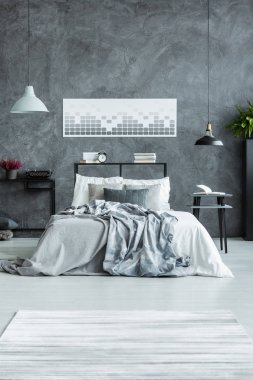 Adamın yatak odasında geometrik poster