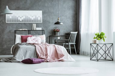 Gri tasarımcı yatak odası ve çalışma alanı