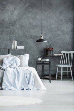 Tek renkli yatak odasında siyah lamba