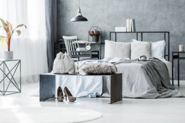 Yüksek topuklu gri yatak odasında