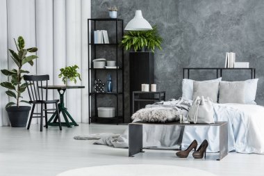 Parlak yatak odasında siyah sandalye