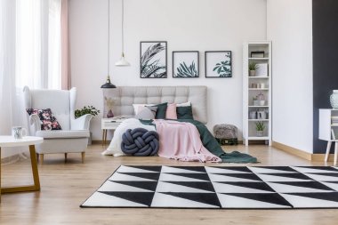 Pembe ve yeşil yatak odası