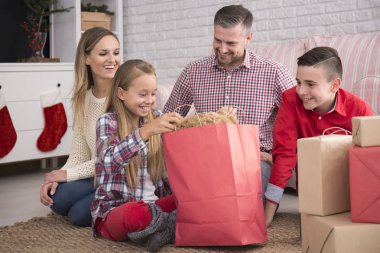 Heyecanlı kız Noel hediyesi açma 