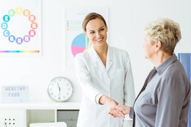 Mutlu beslenme uzmanı ve istemci