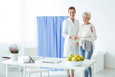 Mutlu hasta ve gülümseyen diyetisyen