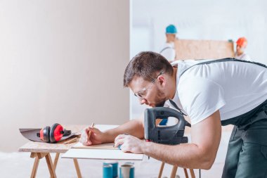 Ahşap tahta ölçme marangoz