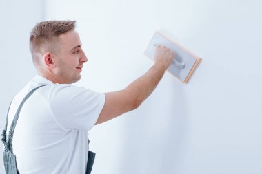 Usta astar beyaz duvar