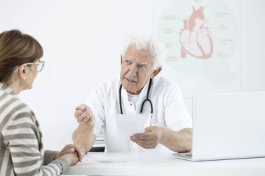 Kıdemli doktor hasta ile danışmanlık