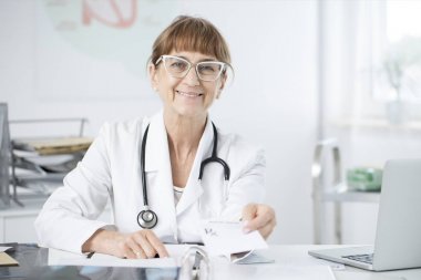 Gülümseyen doktor reçete verilmesi