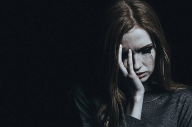 Depresyon ile genç kız ağlıyor
