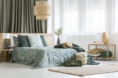 Çiçek bedsheets ile kral yatak