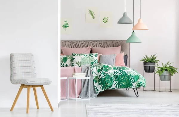 Ampia camera da letto colorata con sedia — Foto Stock